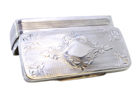 Caixa de rapé em prata canelada e gravados na tampa envolvendo cartela para monograma.